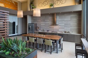 Frigorífico, microondas, horno y lavavajillas