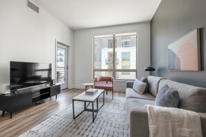 Una televisión, un reproductor estéreo