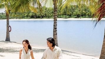 Playa en los alrededores y camastros