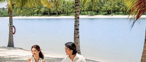 بالقرب من الشاطئ، كراسي للتشمس