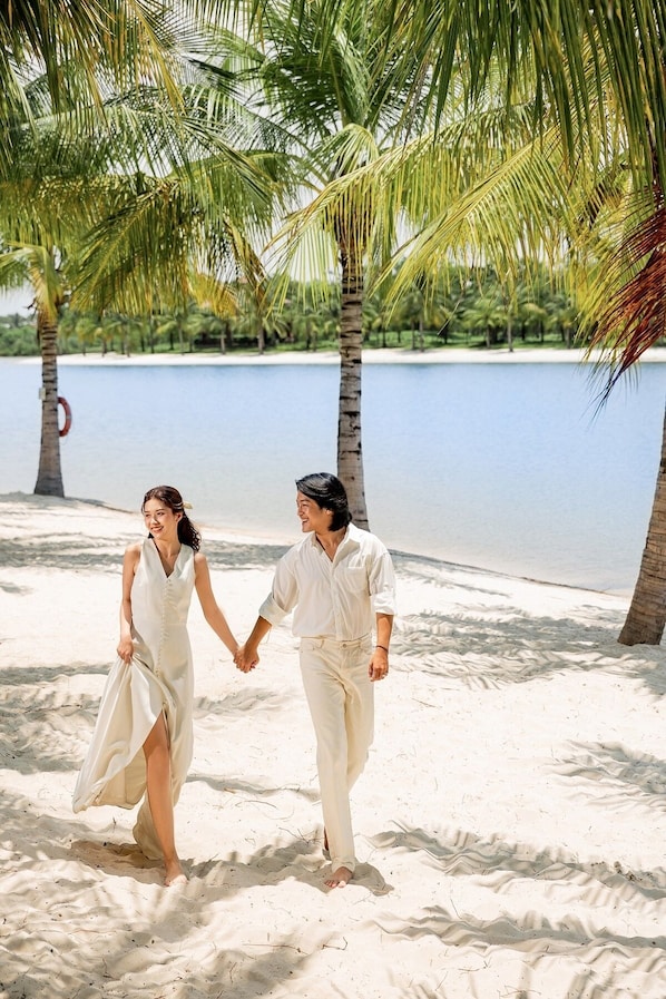 Nær stranden og solsenger