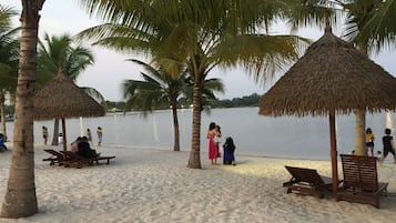 Playa en los alrededores y camastros