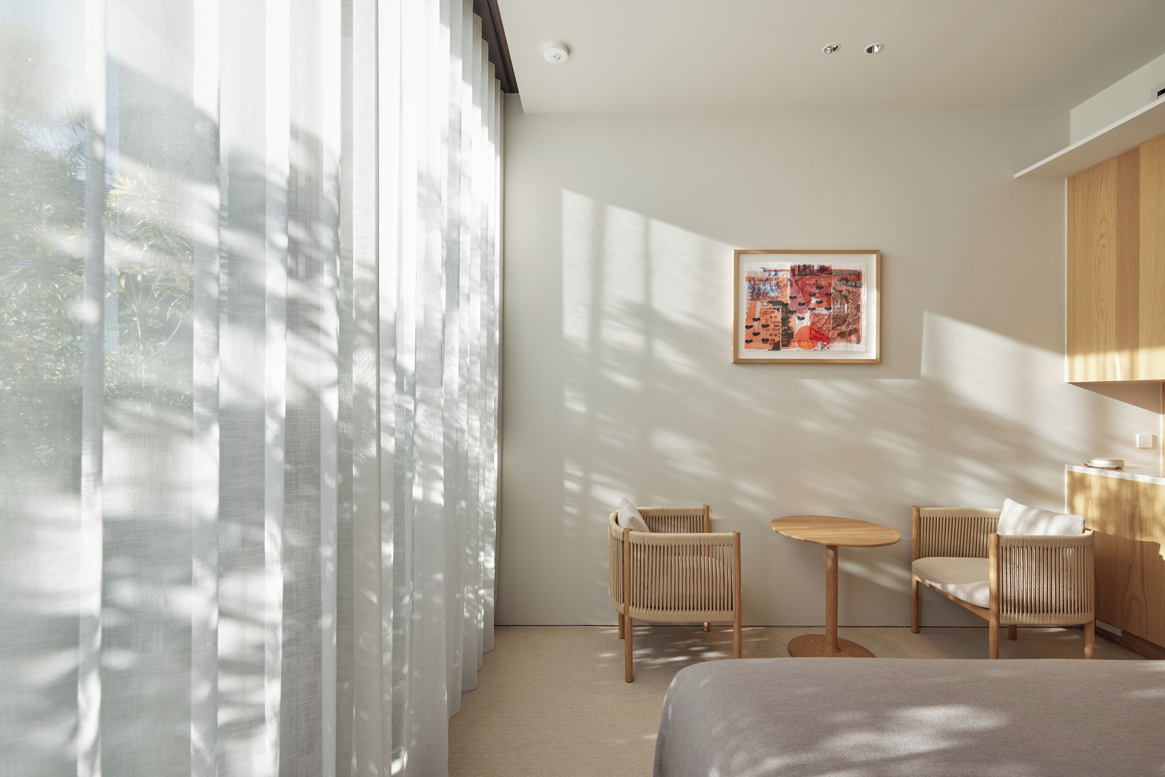 Hypo-allergenic bedding, minibar, in-room safe, blackout curtains