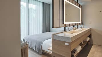 Suite, balcón, vistas al parque (PARK VIEW SUITE + BALCONY) | Baño | Artículos de higiene personal gratuitos, secador de pelo y albornoces