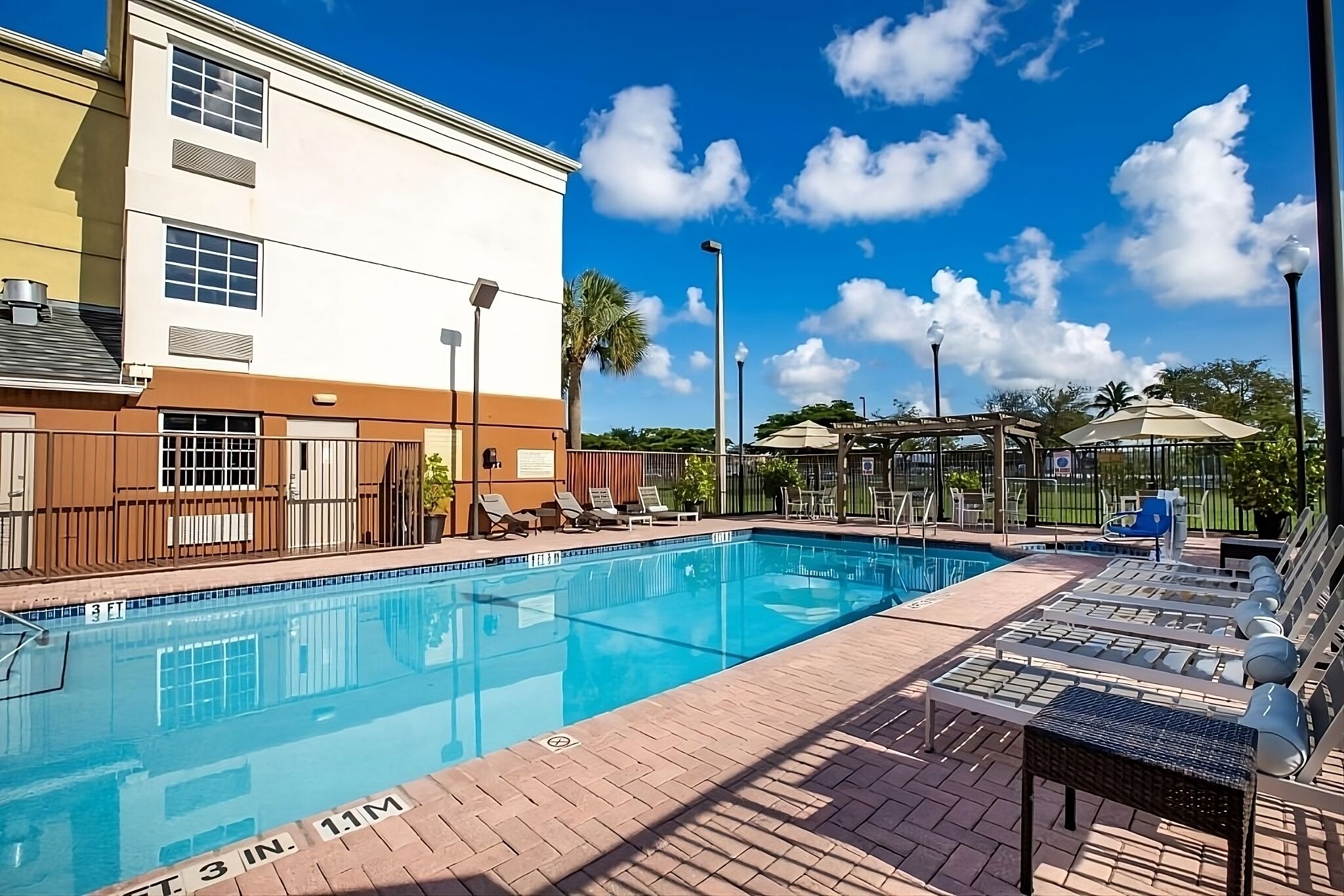 Discover the Hidden Gem of Doral! Swimming Pool, Full Kitchen, Free Parking!