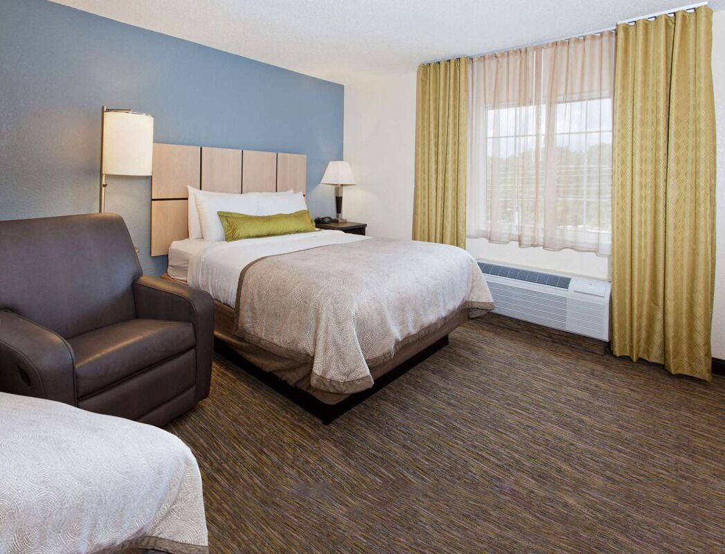 Convenient Airport Access! Free Parking, Full Kitchen, Outdoor Swimming Pool!