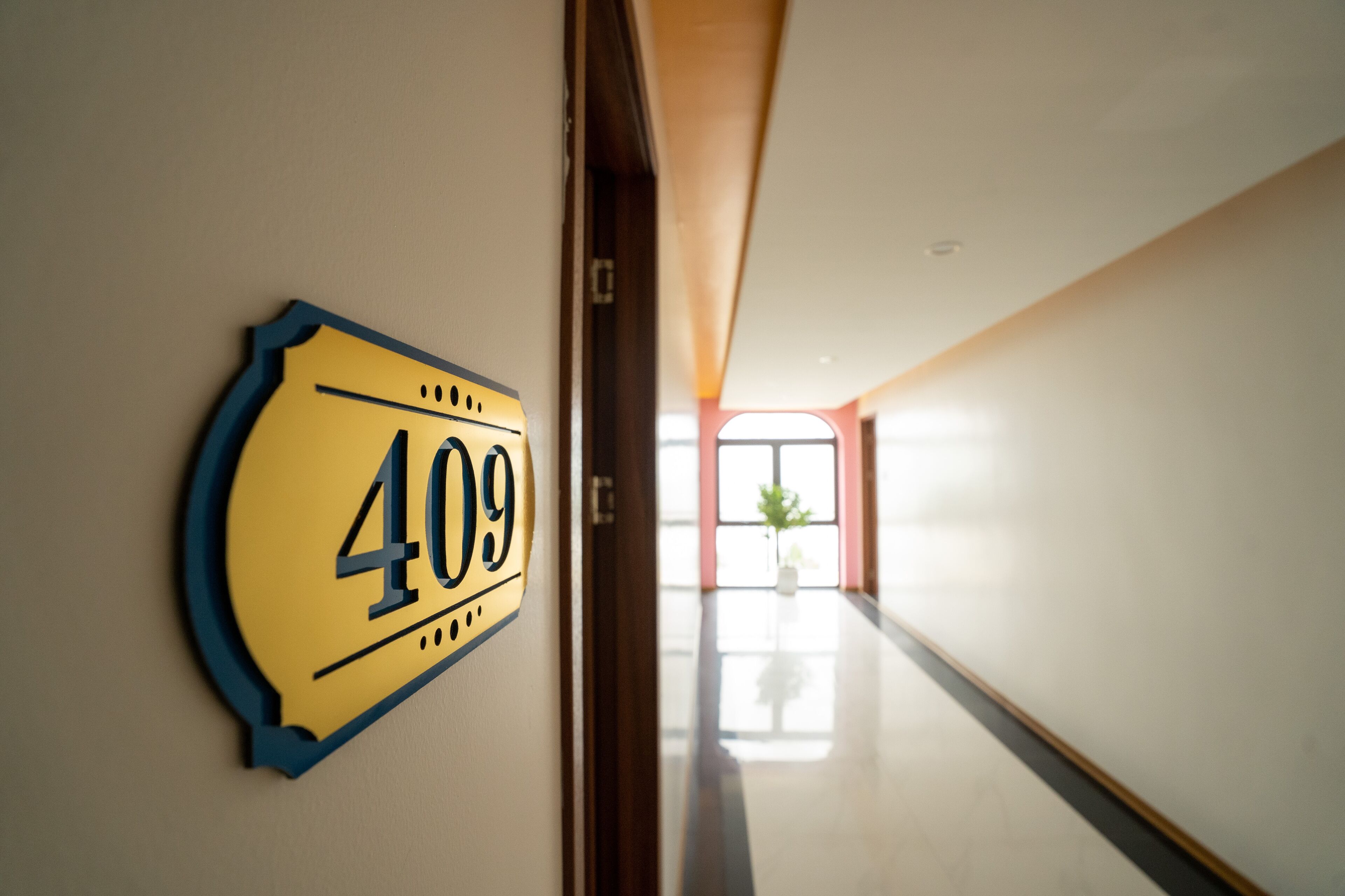 Un pasillo con un cartel que indica la habitación 409.