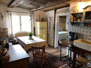 Fridge, oven, stovetop, coffee/tea maker