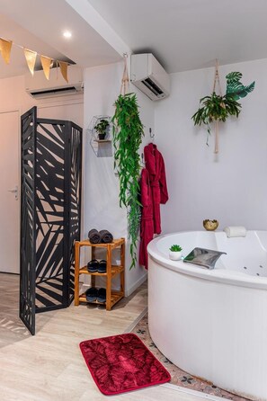 Shower, jetted bath, hair dryer, towels