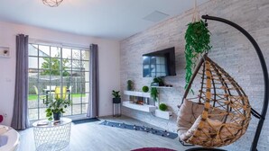 Una televisión, una chimenea