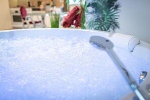 Indoor spa tub