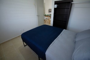 2 habitaciones, tabla de planchar con plancha, internet y ropa de cama