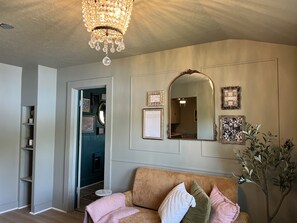 Interior - Pioneer Heritage Apt 1 Downtown Ridgefield (Ridgefield)