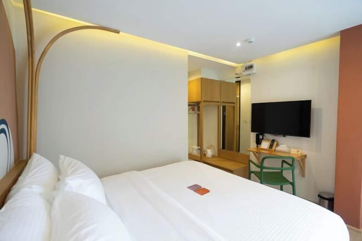 Roupas de cama premium, escrivaninha, Wi-Fi de cortesia, roupa de cama