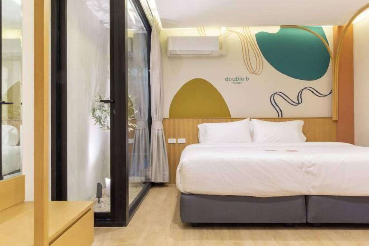 Roupas de cama premium, escrivaninha, Wi-Fi de cortesia, roupa de cama