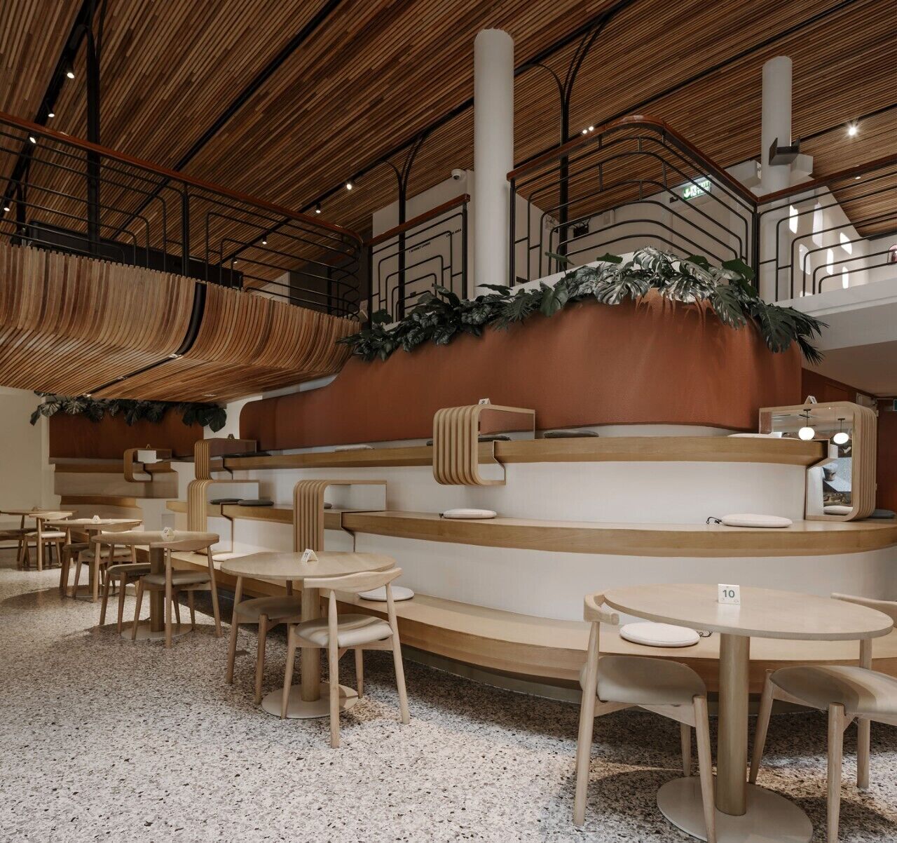 Un interior moderno con asientos escalonados y una barra central.