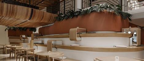 Un interior moderno con asientos escalonados y una barra central.