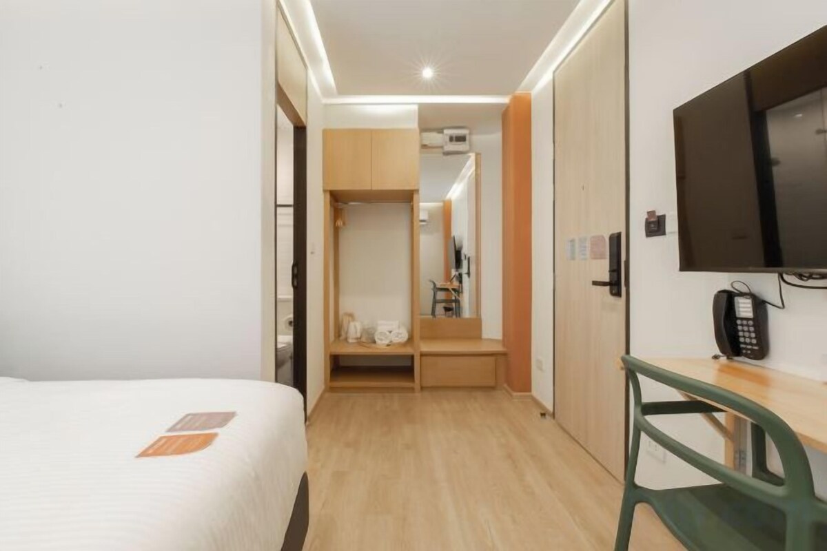 Ropa de cama de alta calidad, escritorio, wifi gratis y ropa de cama 