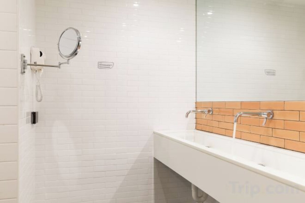 Baño | Regadera, regadera tipo lluvia, secadora de cabello, pantuflas 