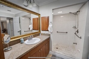 Regadera, secadora de cabello, bidet, toallas 