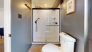Douche, sèche-cheveux, serviettes fournies