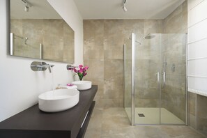 Vasca, asciugacapelli, bidet, asciugamani