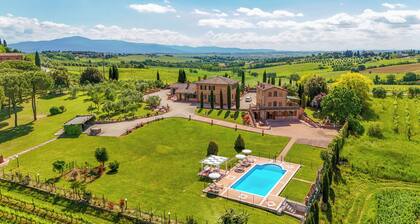 Villa Splendida, private villa with pool, A/C near Montepulciano and Cortona