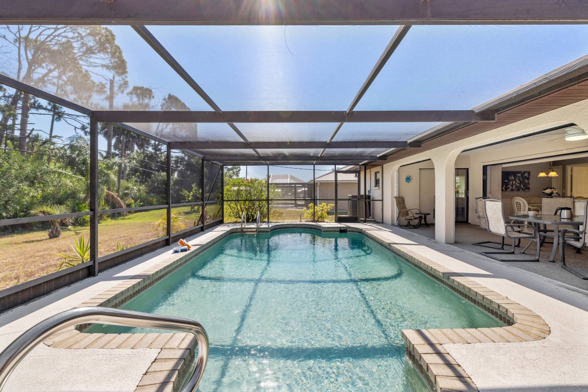 Charming 2-bed/2 bath house ideal for families couples friends looking to enjoy the best of Florida.