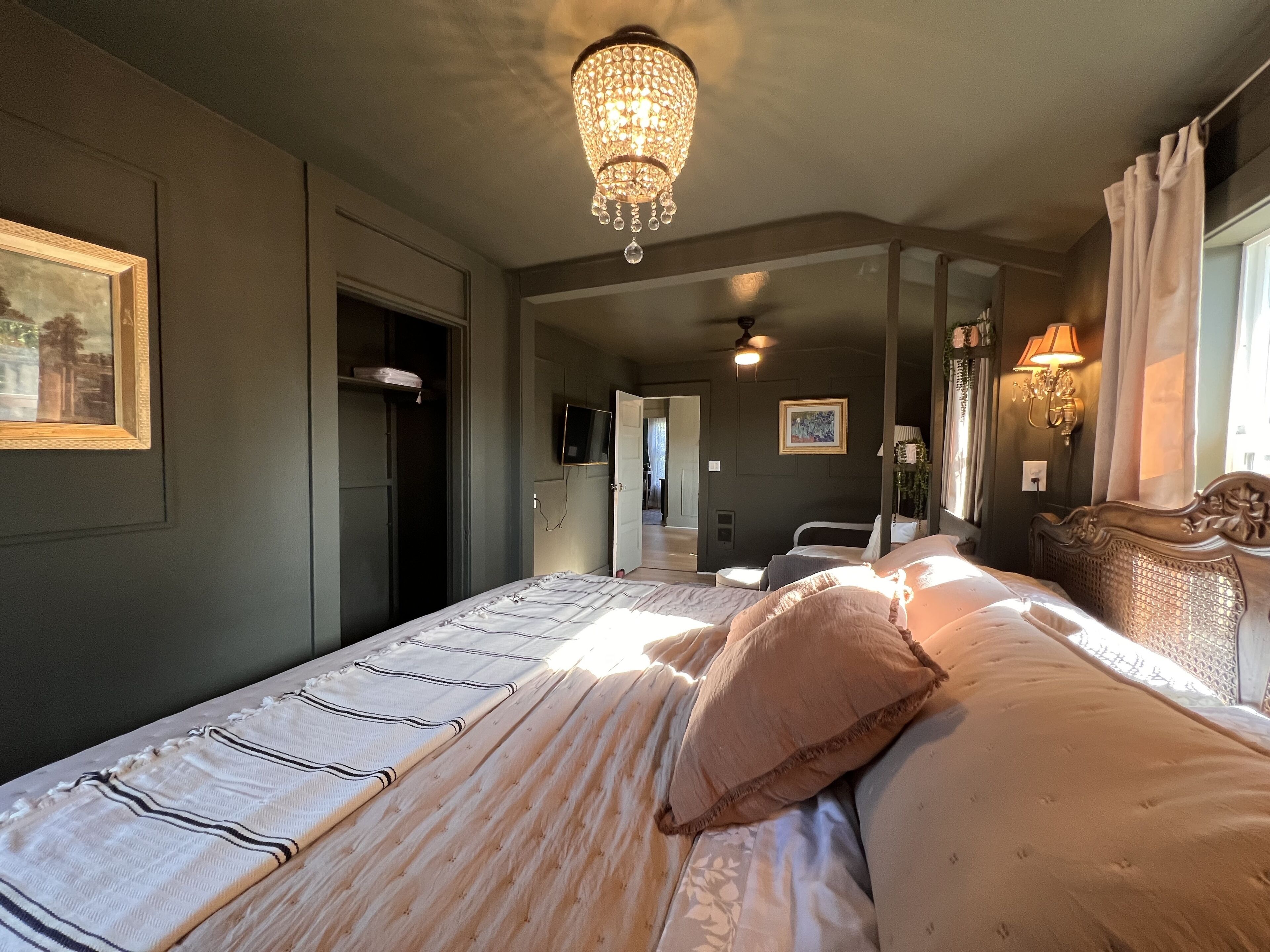 1 slaapkamer, een strijkplank/strijkijzer, gratis wifi, beddengoed