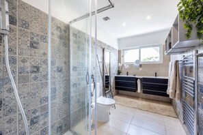 Secador de cabelo, toalhas de banho