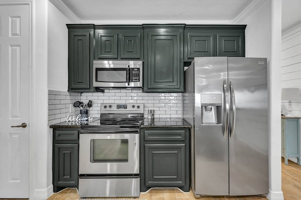 Kjøleskap, mikrobølgeovn, ovn og kokeplater