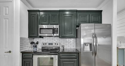 Waterfront Condo with Pool, Boat Access, Tennis Courts & Fully Equipped Kitchen | Ideal Lake Getaway