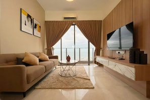 Family Apartment, 4 Bedrooms, Bathtub, Sea View | Living area