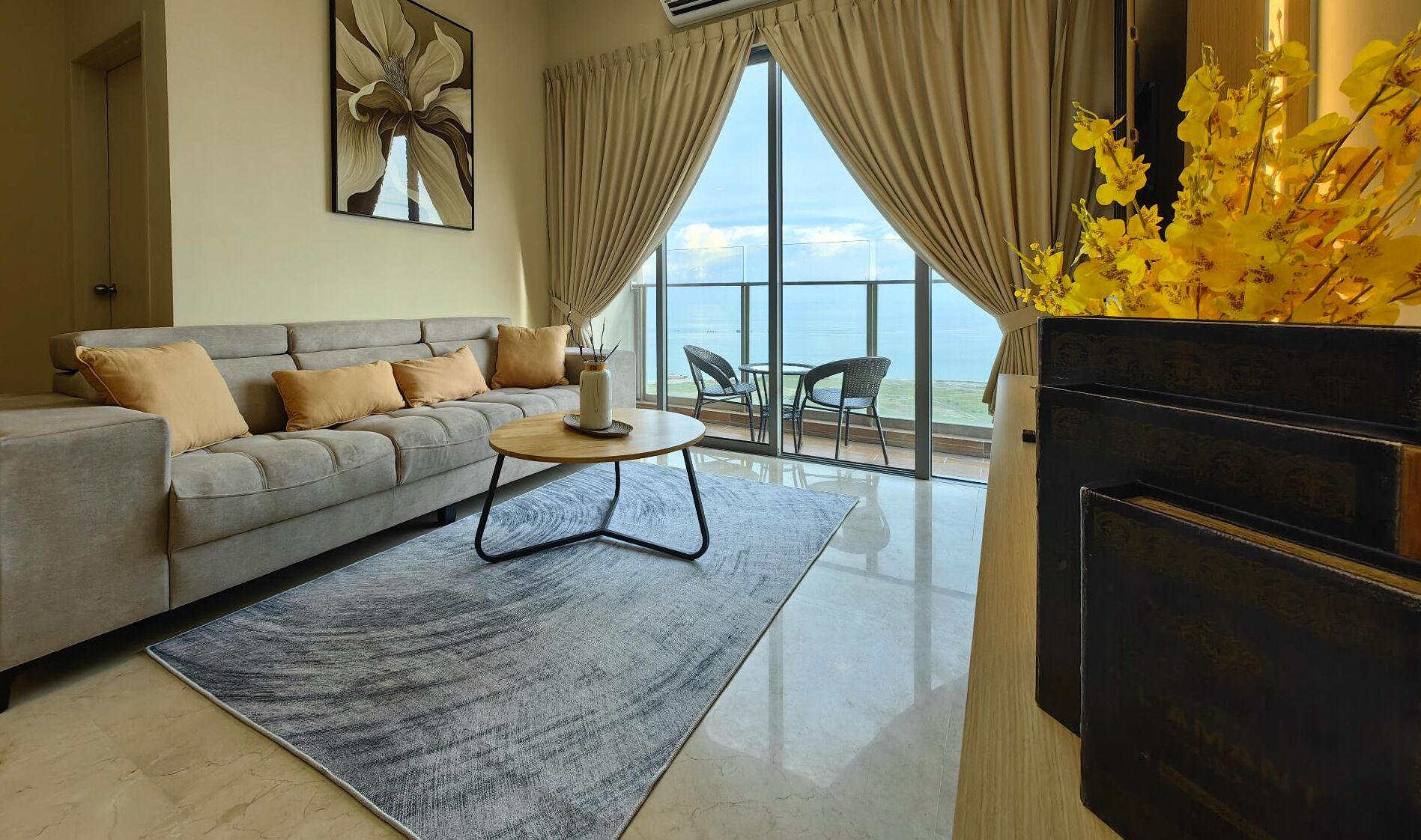 Departamento familiar, 4 habitaciones, tina, vista al mar | Área de sala de estar | Smart TV, Netflix y servicios de streaming 