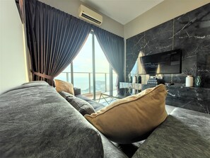 Perhehuoneisto, 4 makuuhuonetta, kylpyamme, merinäköala | Oleskelualue | Älytelevisio, Netflix, suoratoistopalvelut