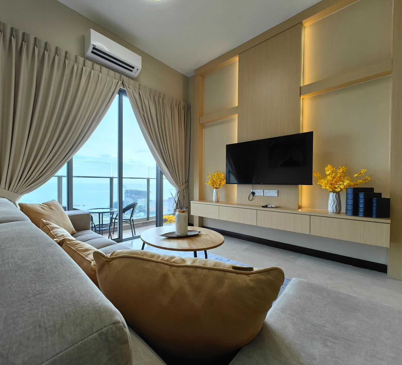 Apartament familiar, 4 dormitoris, banyera, vistes al mar | Sala d'estar | Televisor intel·ligent, Netflix i serveis de streaming 