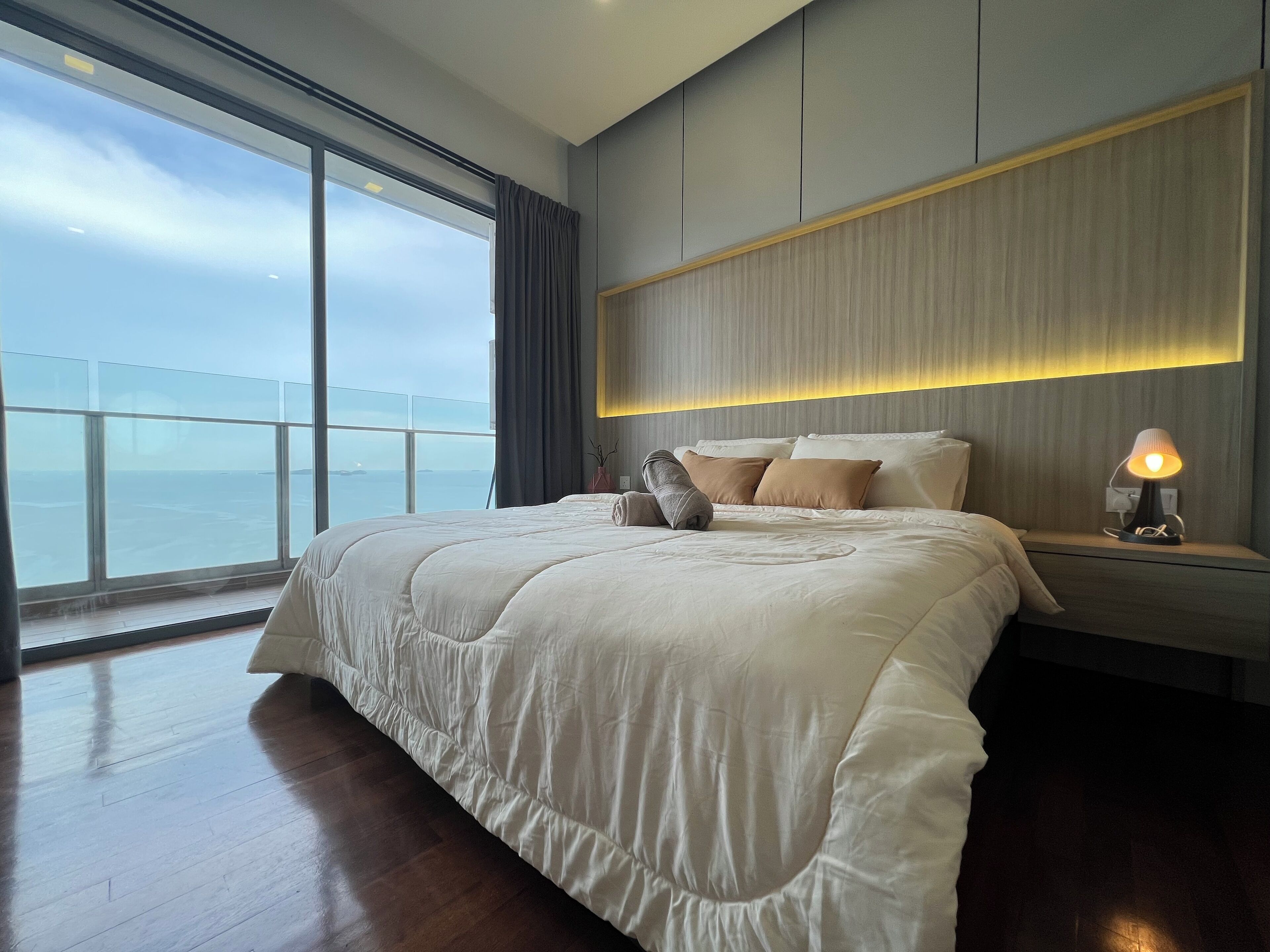 Escritorio, tabla de planchar con plancha, wifi gratis y ropa de cama 