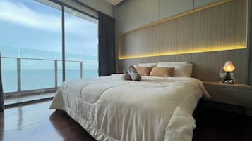 Escritorio, tabla de planchar con plancha, wifi gratis y ropa de cama