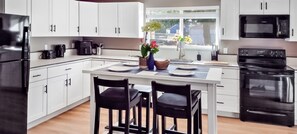 Jääkaappi, mikroaaltouuni, uuni, liesi