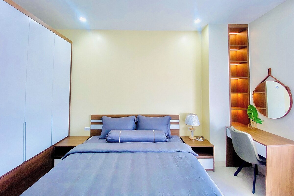 Deluxe Apartment, 1 King Bed, Non Smoking, Hot Tub | Desk, laptop workspace, blackout drapes, soundproofing