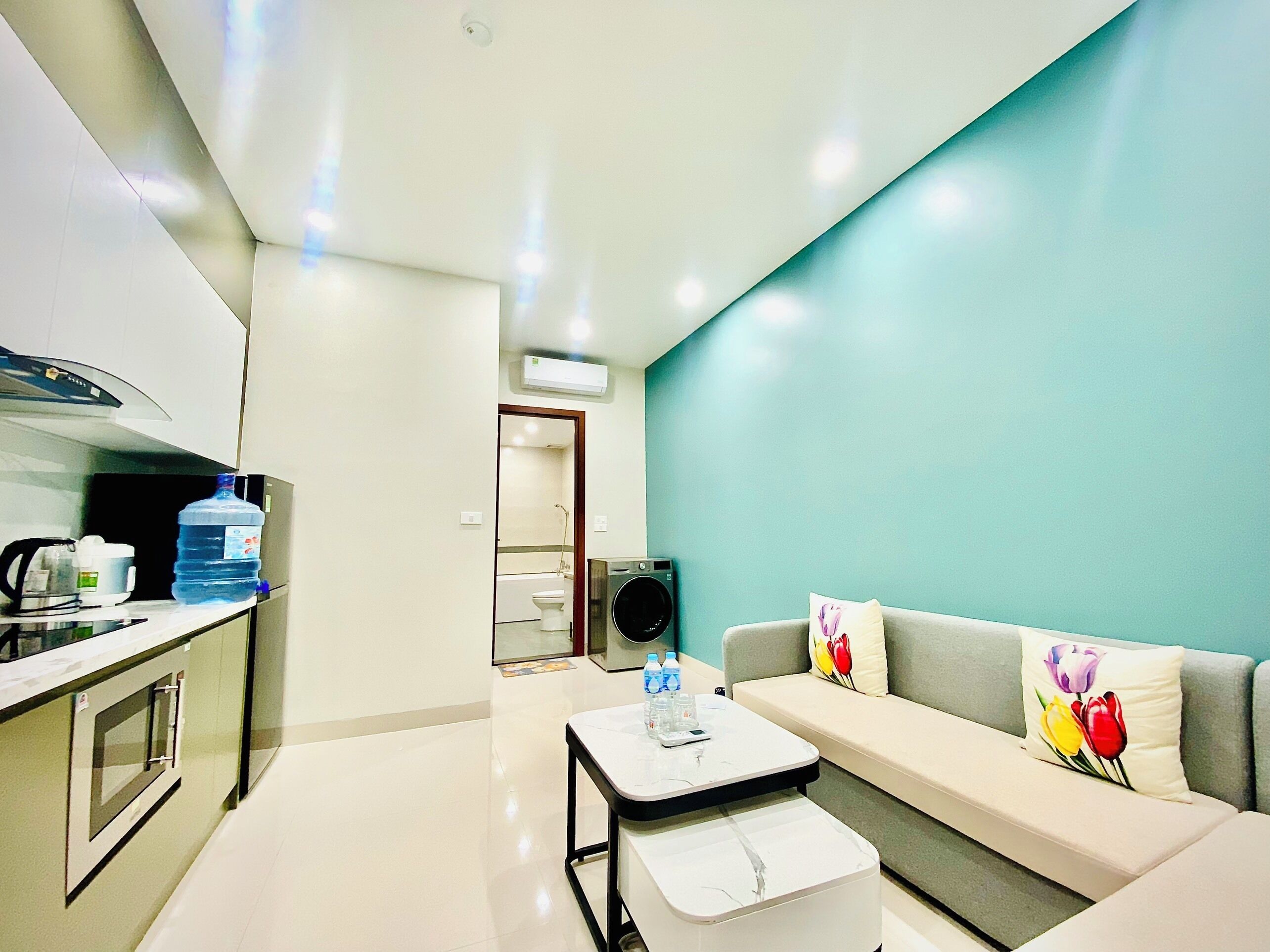 Deluxe Apartment, 1 King Bed, Non Smoking, Hot Tub | Desk, laptop workspace, blackout drapes, soundproofing