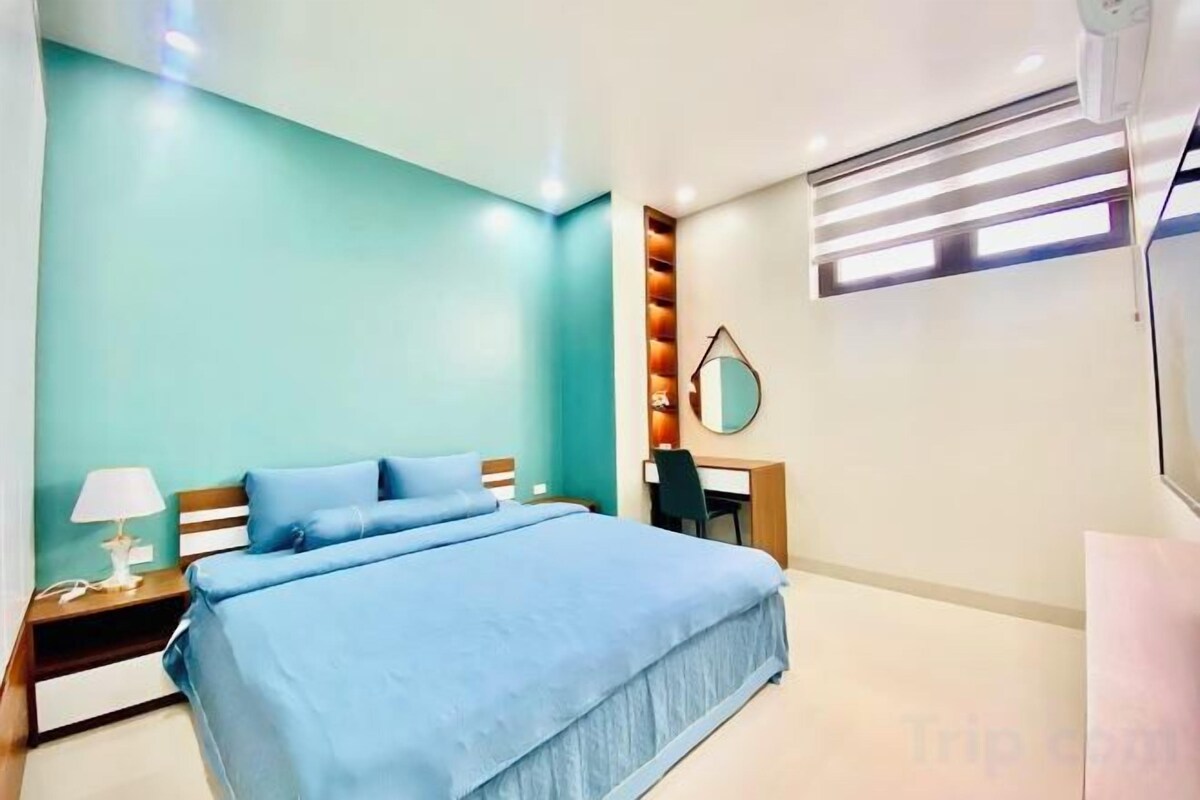 Escritorio, espacio para trabajar con un portátil, cortinas opacas