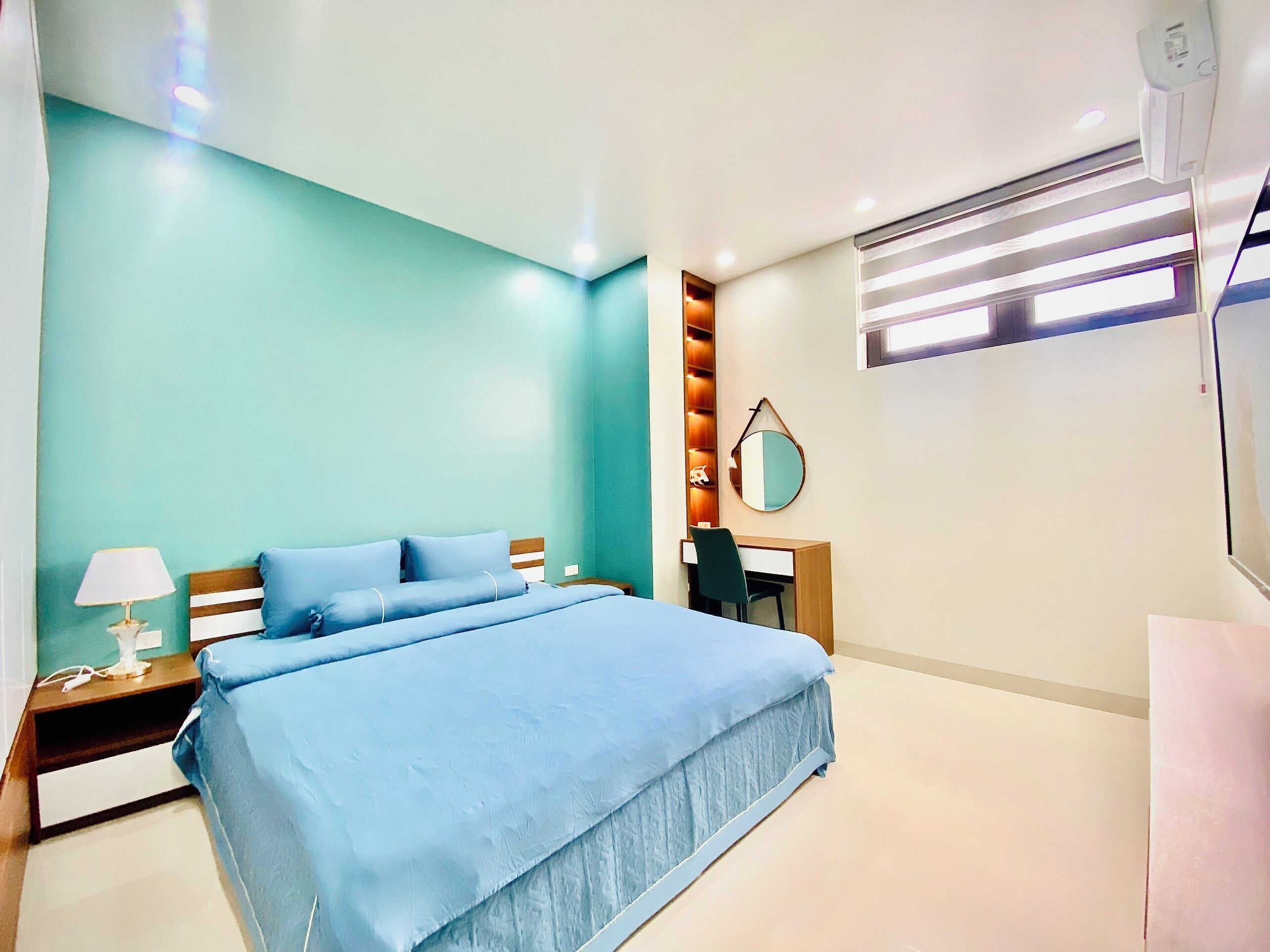 Deluxe-huoneisto, 1 suuri parisänky, tupakointi kielletty, poreamme | Työpöytä, kannettavalle tietokoneelle sopiva työtila, pimennysverhot