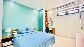 Deluxe-huoneisto, 1 suuri parisänky, tupakointi kielletty, poreamme | Työpöytä, kannettavalle tietokoneelle sopiva työtila, pimennysverhot