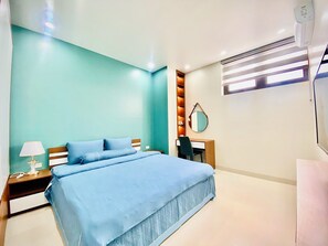 Deluxe Apartment, 1 King Bed, Non Smoking, Hot Tub | Desk, laptop workspace, blackout curtains, soundproofing