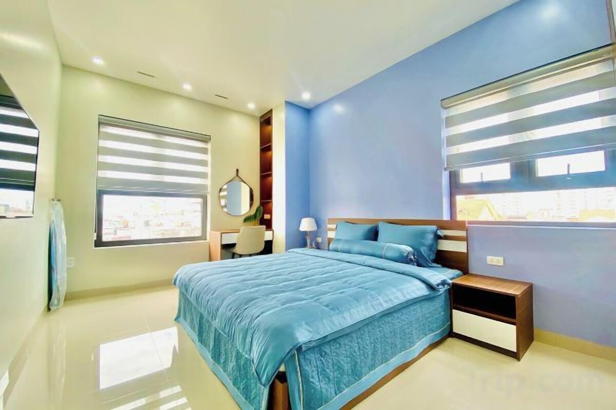 Escritorio, espacio para trabajar con un portátil, cortinas opacas
