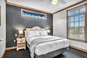 4 quartos, escrivaninha, ferros/tábuas de passar roupa, berço de viagem