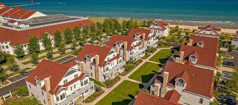 Perfect Paradise - Lakeview Condo w/ 7 Beds, Jacuzzi, and Balcony