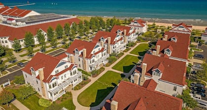 Perfect Paradise - Lakeview Condo w/ 7 Beds, Jacuzzi, and Balcony