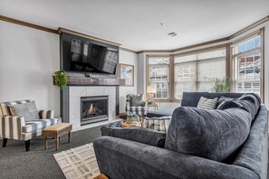 Smart TV, fireplace - Perfect Paradise - Lakeview Condo w/ 7 Beds, Jacuzzi, and Balcony (Sheboygan)